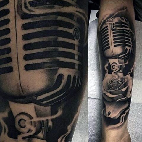 Tatuaje en el antebrazo,
micrófono y rosa volumétricos
