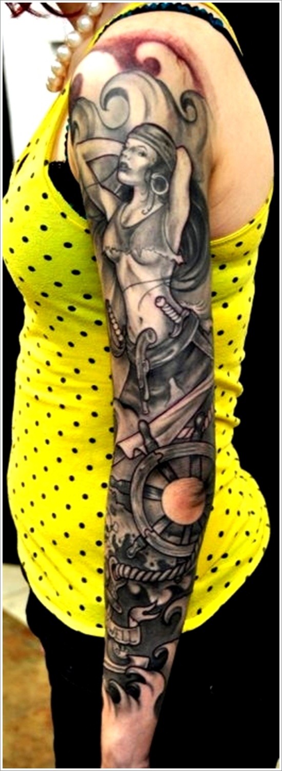 Tatuaje en el brazo, mujer pirata con timón