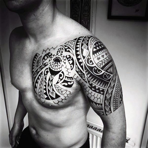 Tatuaje en el pecho y brazo, ornamento tribal con tortuga linda, tinta negra