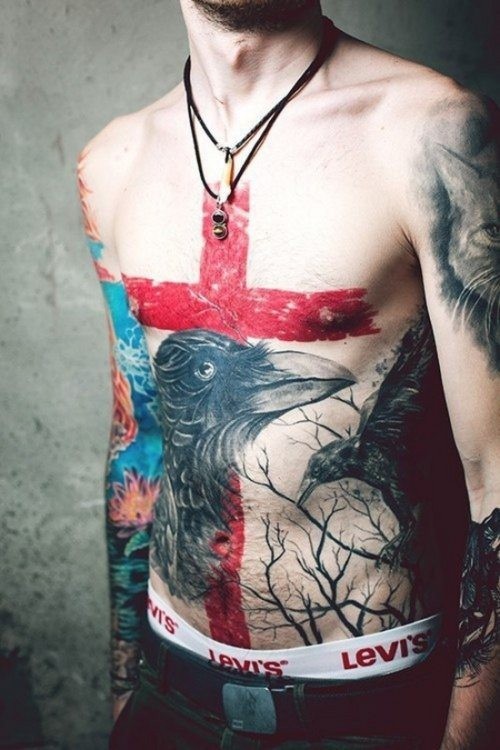 Tatuaje en el estómago, cruz roja, cuervo