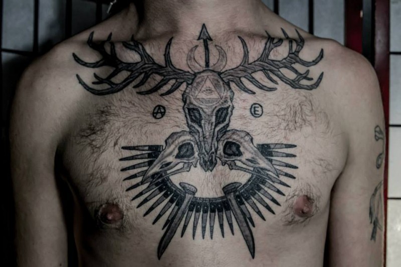 Tatuagem de peito de tinta preta grande de crânio de animal com pena