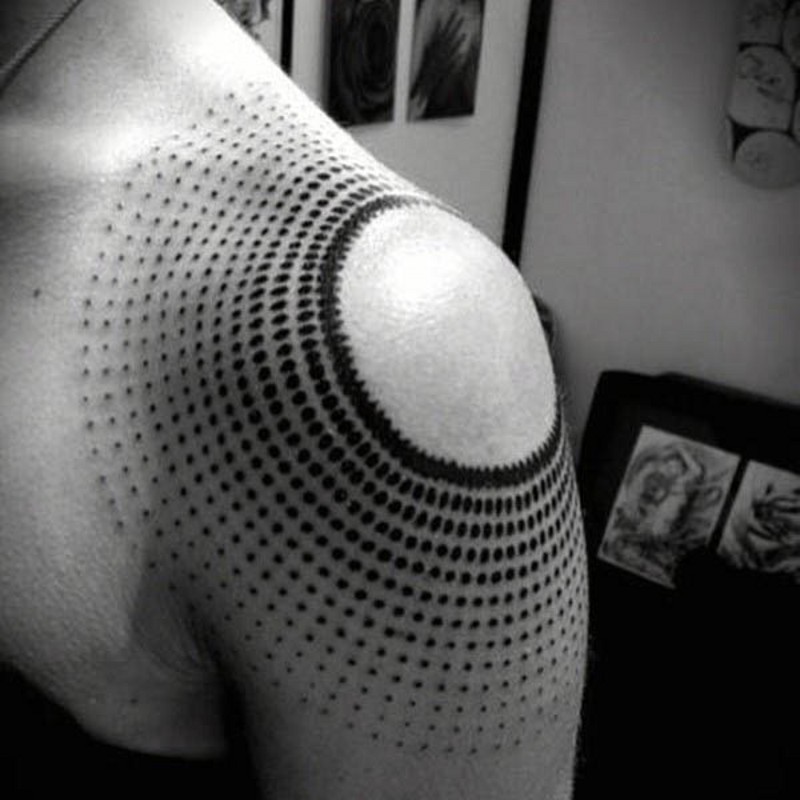 Tatuaje en el hombro, círculo formado de puntos, tinta negra