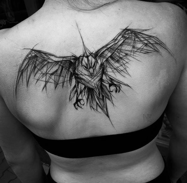 Tatuaje en la espalda alta, diseño interesante de  cuervo volando
