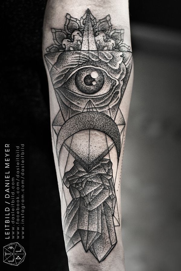 Tatuaje en el antebrazo, ojo con cristales y figuras geométricas