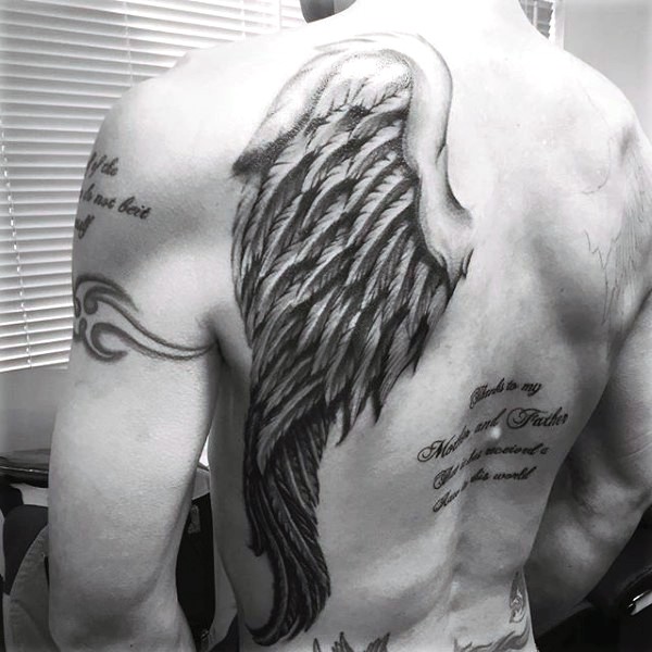 Tatuaje en tinta negra una ala muy precisa en la espalda