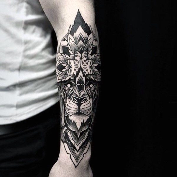 Tatuaje muy detallado el león en estilo tribal en el antebrazo