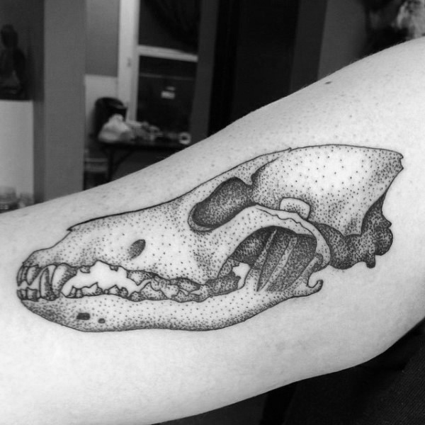 Tatuagem de caveira animal grande tinta preta estilo ponto no braço