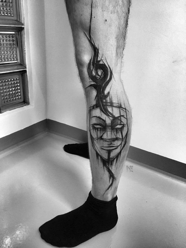 Estilo de fantasia de tinta preta grande pintado por Inez Janiak perna tatuagem de máscara demoníaca com símbolo