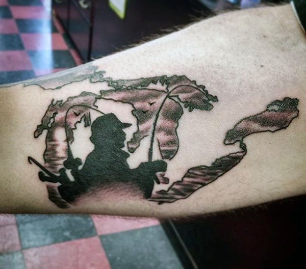 Tatuaje en el brazo,
pescador y parte de mapa