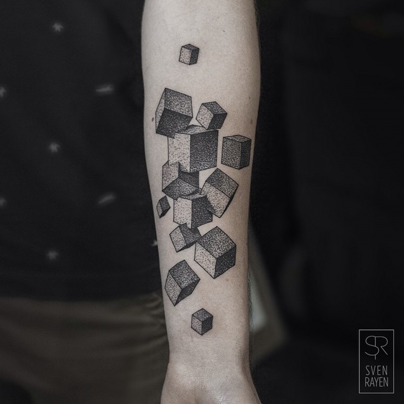 Tatuaje  de un montón de cubos grises en el antebrazo