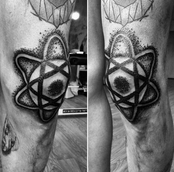 Großes schwarzes Knie Tattoo mit erstaunlich aussehendem Symbol