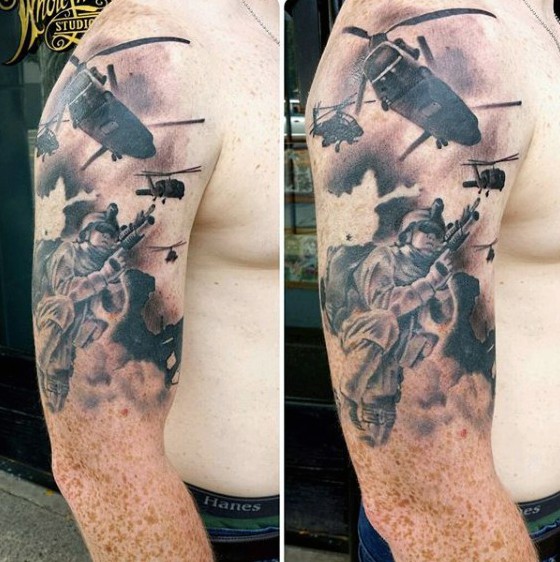 Tatuaje en el brazo, tema militar con soldado y helicópteros