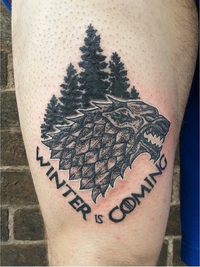 Tatuaje en el muslo, 
bestia extraña con bosque y inscripción