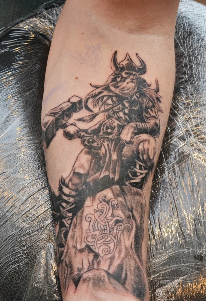 Großes schwarzes Oldschool Unterarm Tattoo des alten Wikinger-Kriegers mit massivem Hammer