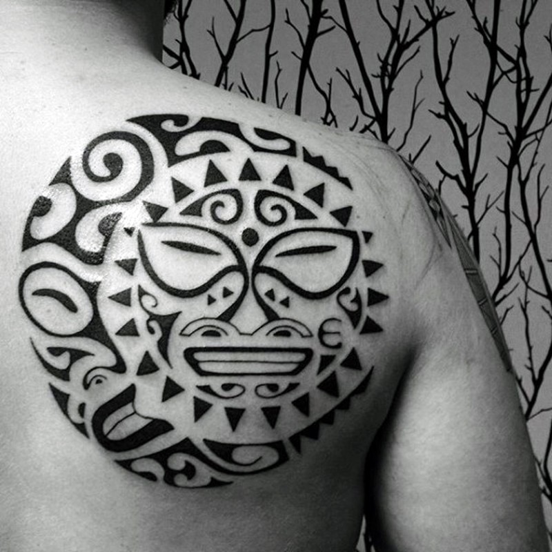 grande sole polinesiano inchiostro nero tatuaggio su spalla