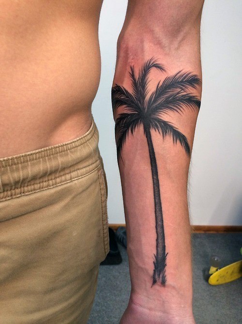 Tatuaje en el antebrazo, palmera negra sencilla