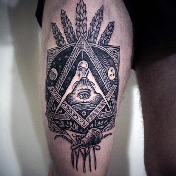 Tatuaje en el muslo,  dibujo negro blanco misterioso con ojo de la providencia