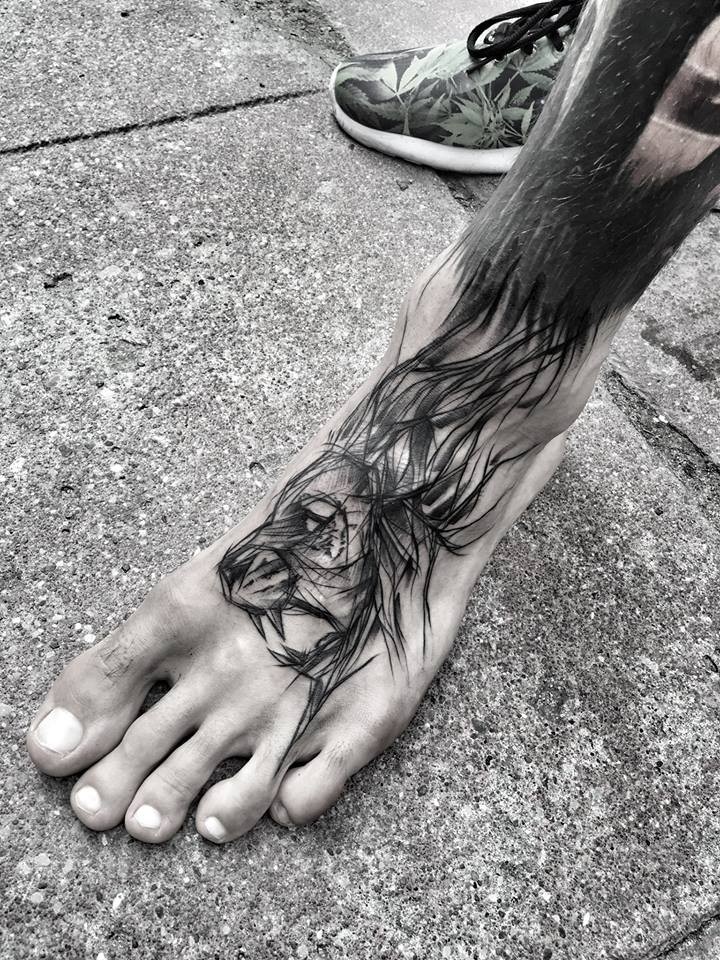 Grand croquis à l&quotencre noire peint par Inez Janiak tatouant le lion rugissant à pied