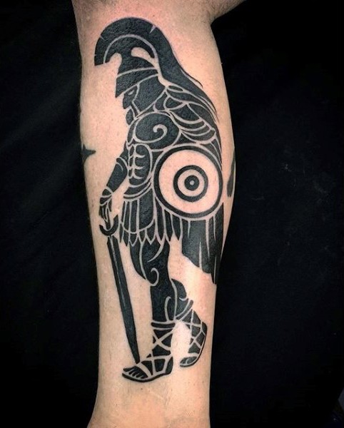 Tatuaje en la pierna,
guerrero romano de estilo tribal, tinta negra