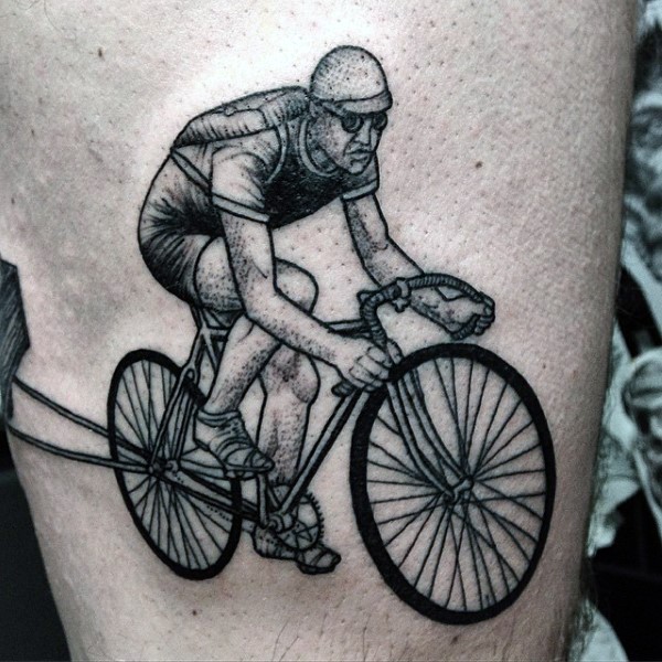 Großes schwarzes Vintage Fahrradfahrer Tattoo am Oberschenkel
