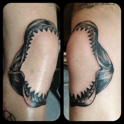 grandi mascelle di squalo neri sulle ginocchia tatuaggio