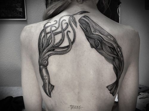 Tatuaje en la espalda,
calamar y ballena de color negro