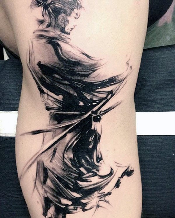 Gran tatuaje de brazo de estilo blackwork de samurai guerrero con espadas