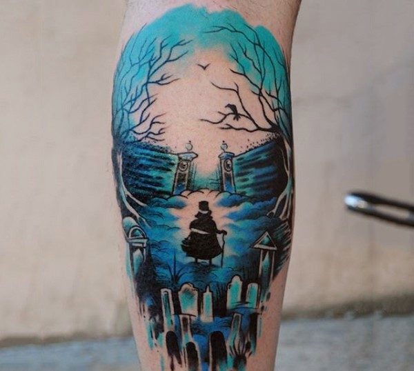 Tatuaje en la pierna, dibujo surrealista de hombre en el cementerio en silueta de cráneo