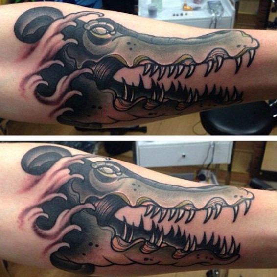 Großer cartoonischer farbiger Alligator Kopf Tattoo am Arm