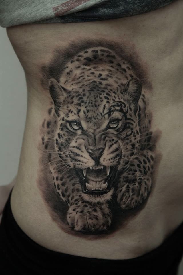 Tatuaje de jaguar  que caza en las costillas