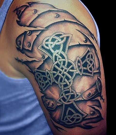 Tatuaje en el brazo,
armadura antigua con cruz celta preciosa
