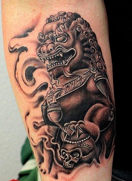 Tatuaje  de león chino con cráneo
