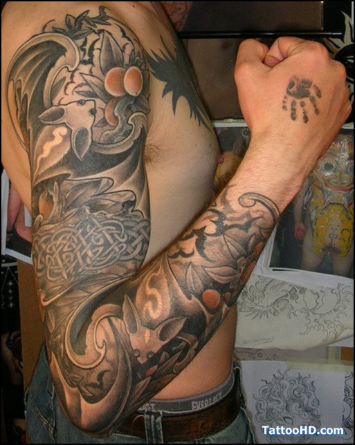 grande  tatuaggio cinese su braccio