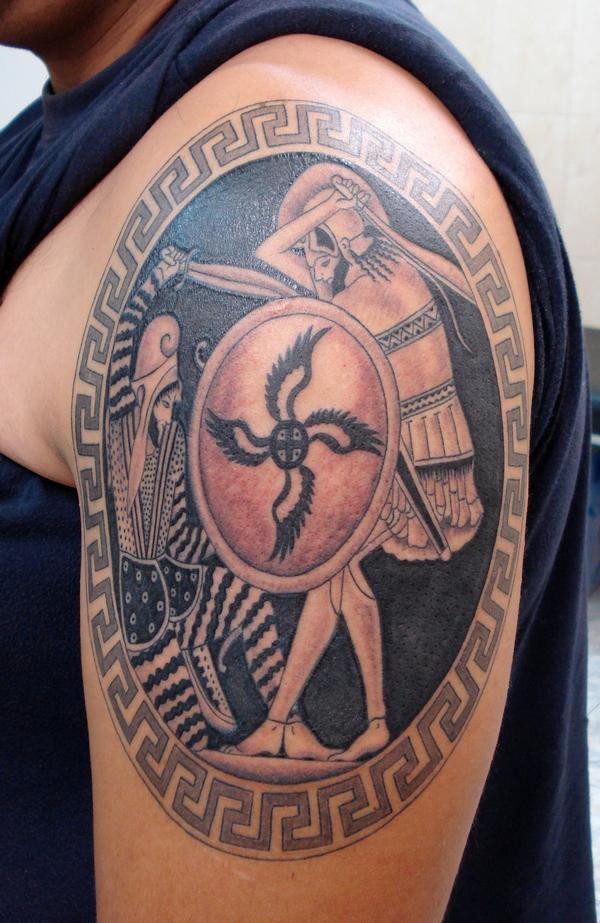 Big circle shaped colored shoulder tattoo of antic warriors fight