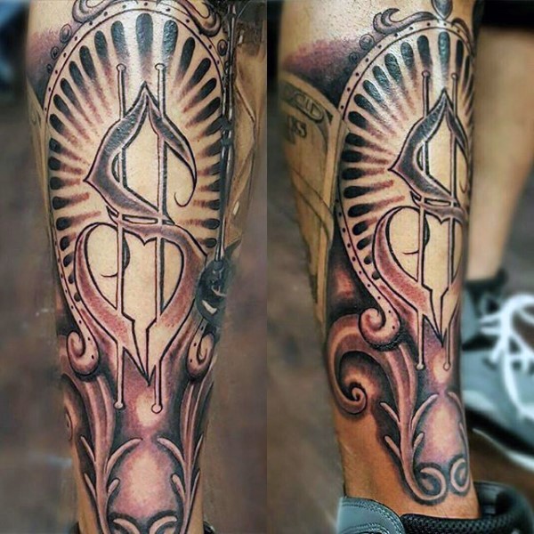 Große farbige antike Rüstung Tattoo am Bein mit mystischem Symbol