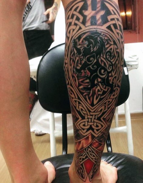 grande colorato stile Celtico con emblema leone  tatuaggio su gamba