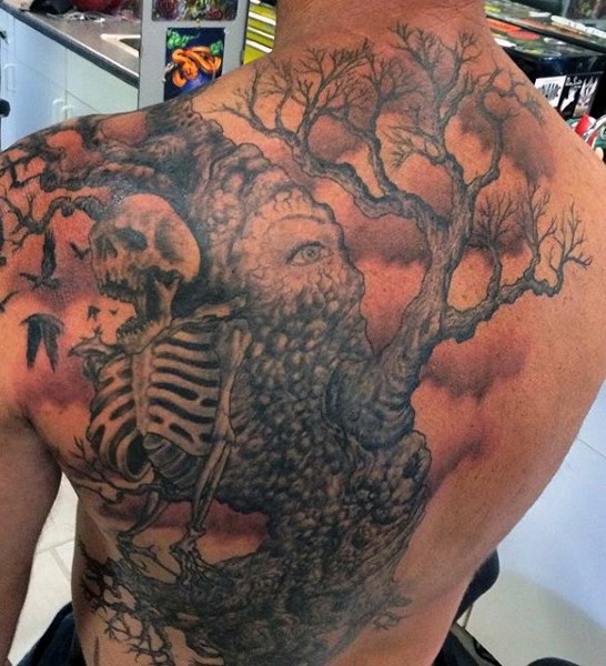Tatuaje en la espalda, árbol  extraño siniestro con esqueleto