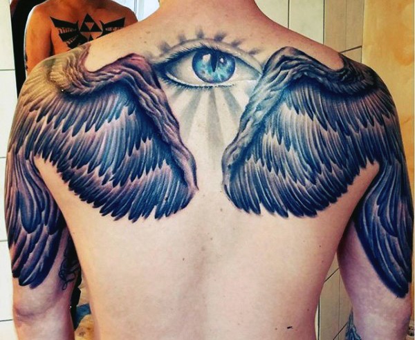 Tatuaje en los hombros, alas negras maravillosas y ojo azul