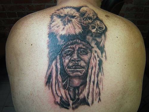Tatuaje en la espalda, retrato simple negro blanco de indio