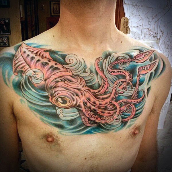 grande colorato dettagliato calamaro su onde di mare tatuaggio su petto