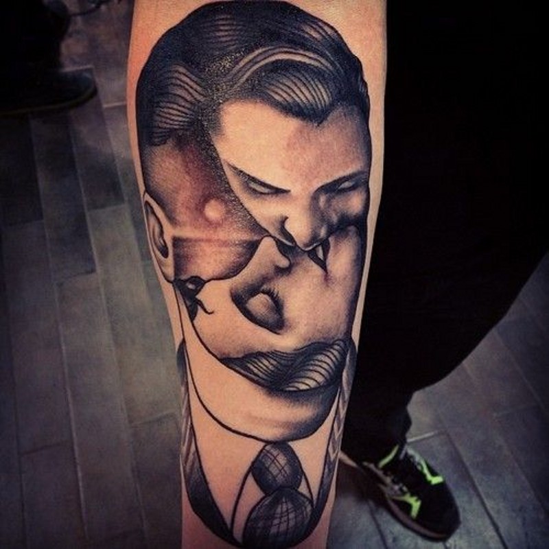 grande bellissimo ritratto coppia baciando tatuaggio su braccio