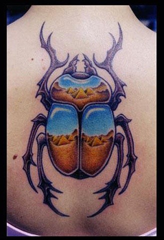 Tatuaje en la espalda,
escarabajo maravilloso con pirámides egipcias