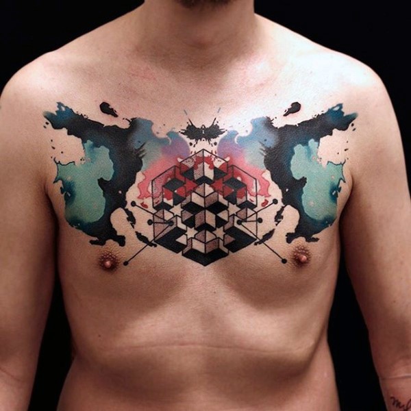 Großes farbiges geometrisches Tattoo an der Brust