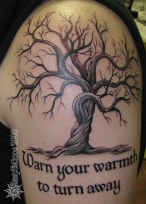 Tatuaje en el hombro, árbol viejo seco y inscripción en inglés