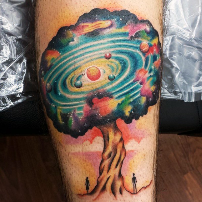 particolare stilizzato colorato albero a forma di sistema solare tatuaggio su gamba