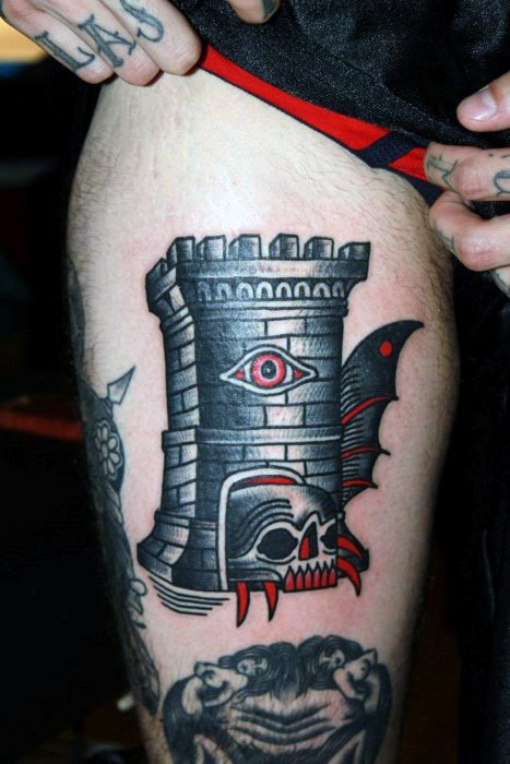 Tatuaje en el muslo,  torre con cráneo guardia y alas