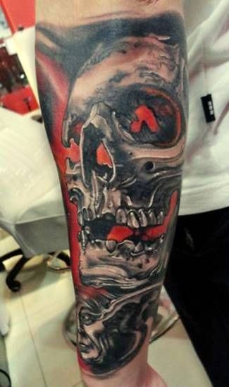 Großer farbiger alter beschädigter Schädel Tattoo auf Unterarm mit mystischen Gesichter