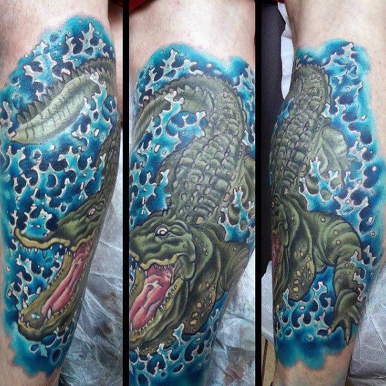Tatuaje en la pierna, caimán grande  enfadado  en el agua