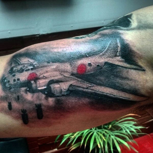 Großes farbiges realistisch aussehendes Bizeps Tattoo mit  WW2 Bomber