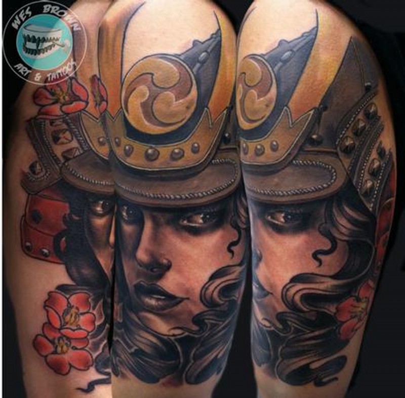 Großes farbiges Schulter Tattoo mit detaillierter Samurai Frau mit Blumen